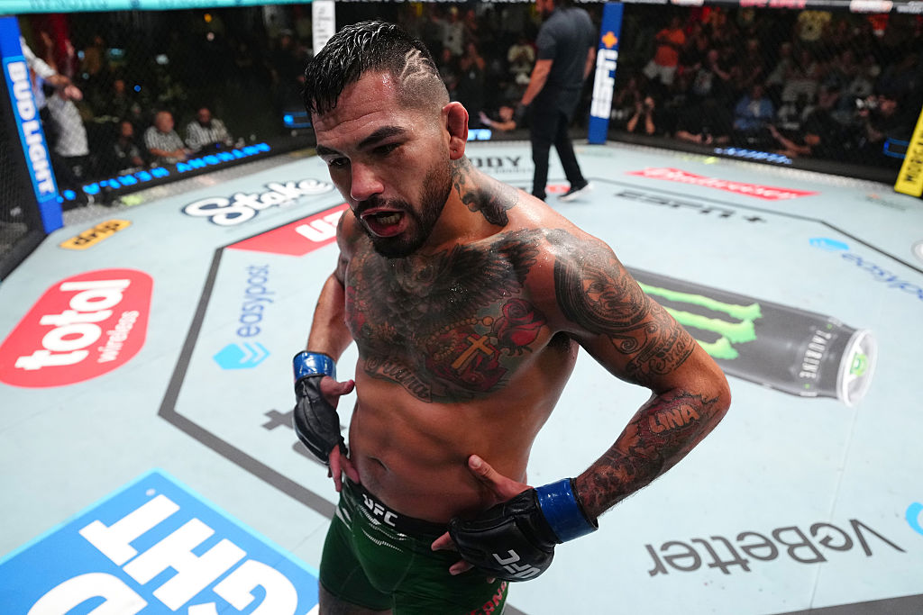 strickland bat hernandez par tko lors de l'ufc fight night, une victoire impressionnante qui marque un moment fort de la soirée.