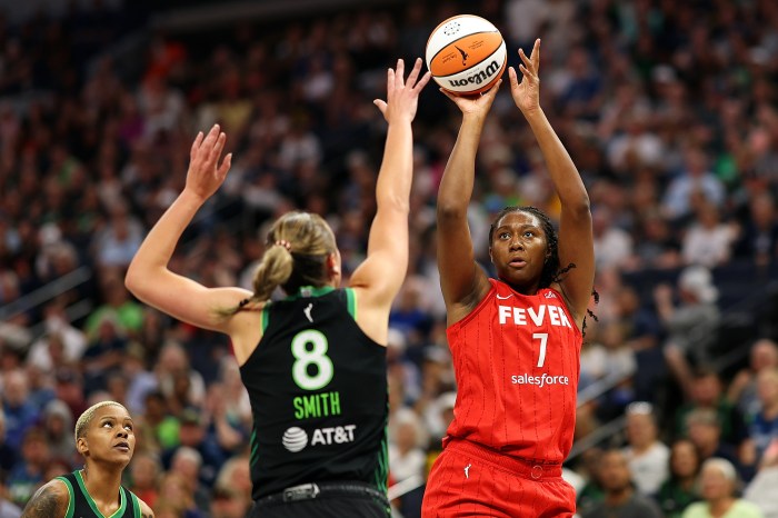 aliyah boston impressionne et frappe fort avant le début de la saison wnba, prête à faire sensation sur le terrain.
