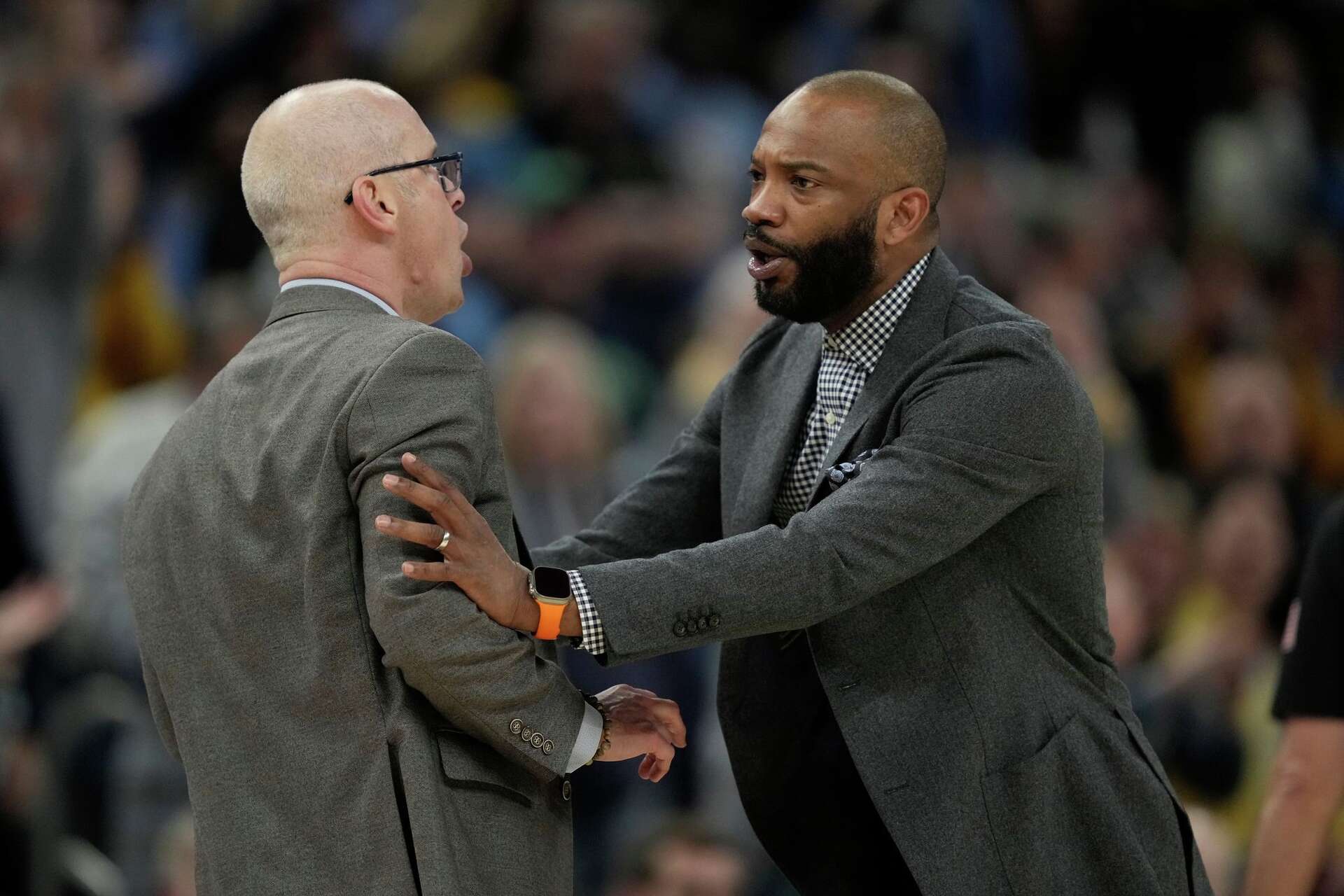 la big east inflige une amende à dan hurley suite à un incident lors d'un match, soulignant les règles strictes de la conférence.