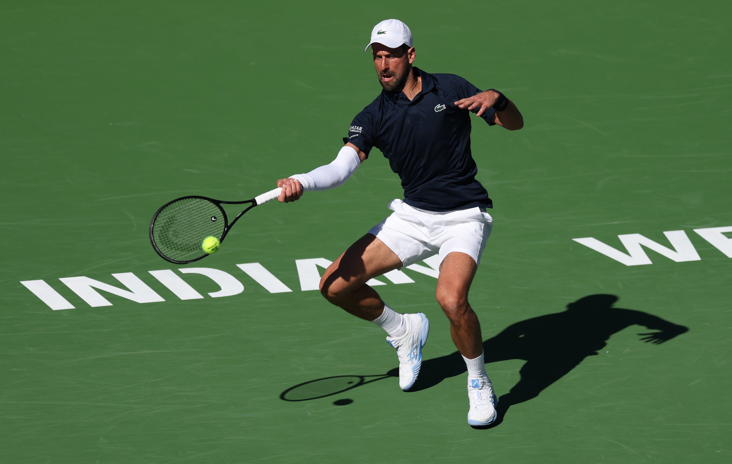 découvrez comment djokovic a habilement esquivé la surprise draper lors du tournoi d'indian wells, un moment clé plein de suspense et de stratégies.