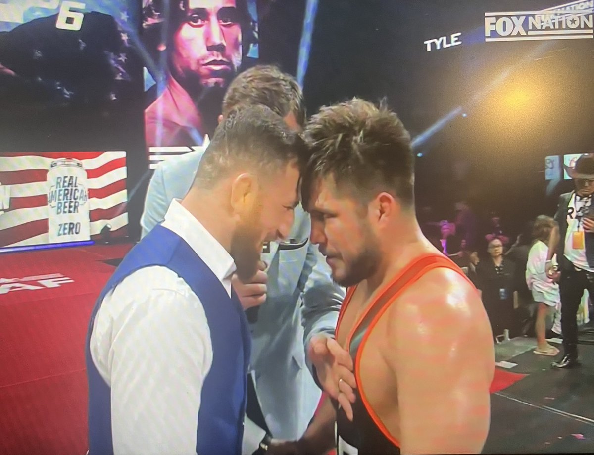revivez le combat intense entre dvalishvili et cejudo lors du raf08 à philadelphie. découvrez les moments forts et les résultats de ce duel spectaculaire.