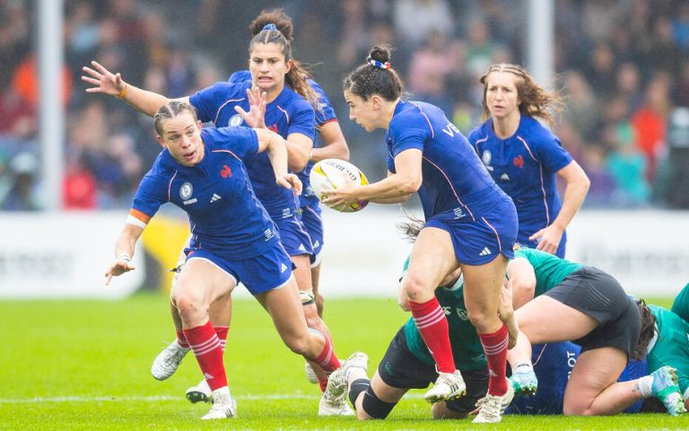 les fédérations de rugby décident de supprimer les équipes féminines traditionnelles au profit de la création d'une catégorie ouverte, suscitant débats et réactions dans le monde sportif.