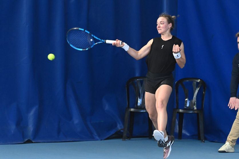 la wta ouvre une enquête suite à une menace de mort visant une star du tennis, renforçant sa sécurité avec une escorte dédiée pour protéger la joueuse.