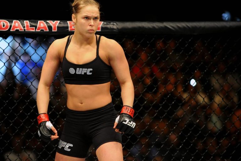 découvrez le retour en co-affiche de ngannou dans le combat opposant rousey à carano, disponible en exclusivité sur netflix.