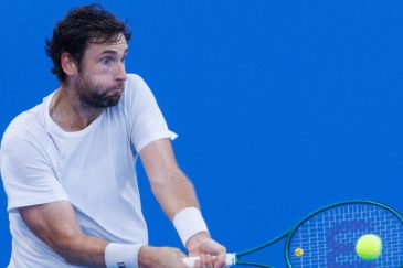 des joueurs de tennis bloqués à dubaï refusent l'offre proposée par l'atp, suscitant des tensions dans le monde du sport.