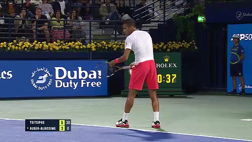 découvrez l'histoire d'un tennisman bloqué à dubaï et les raisons de sa situation exceptionnelle dans cette métropole dynamique.